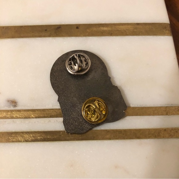 ✨2/$15-Enamel Pin with Castle and Face Design - Picture 4 of 6